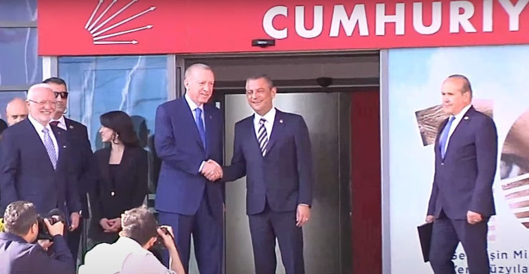 Son dakika haberi: Cumhurbaşkanı Erdoğandan CHPye ziyaret... Erdoğan, Özgür Özel ile görüştü: AK Partiden ilk açıklama