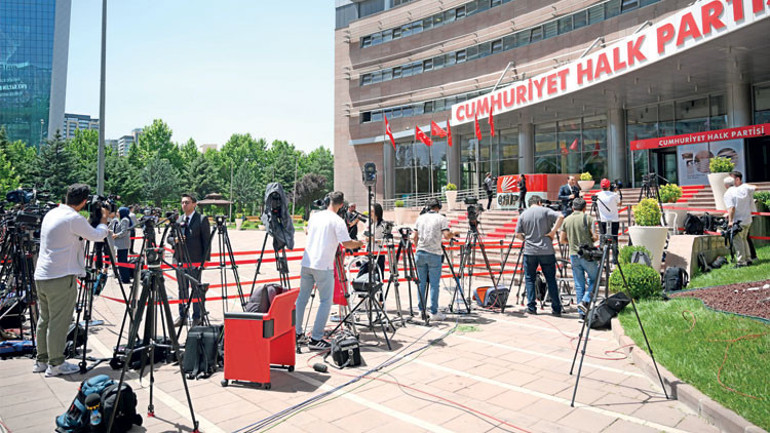 Cumhurbaşkanı Erdoğandan 18 yıl sonra CHPye ziyaret: 12. katta 1.5 saat sıcak görüşme