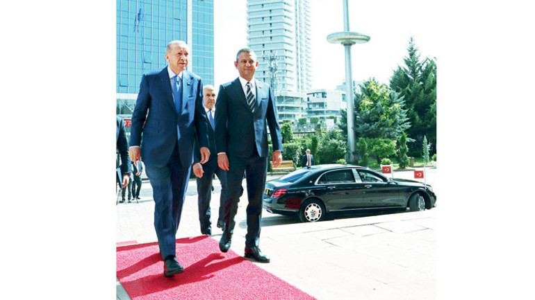 Cumhurbaşkanı Erdoğandan 18 yıl sonra CHPye ziyaret: 12. katta 1.5 saat sıcak görüşme