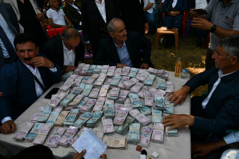 Aşiret düğününde saymakla bitmeyen takı: Kilolarca altın, milyonlarca lira para