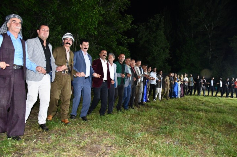 Aşiret düğününde saymakla bitmeyen takı: Kilolarca altın, milyonlarca lira para