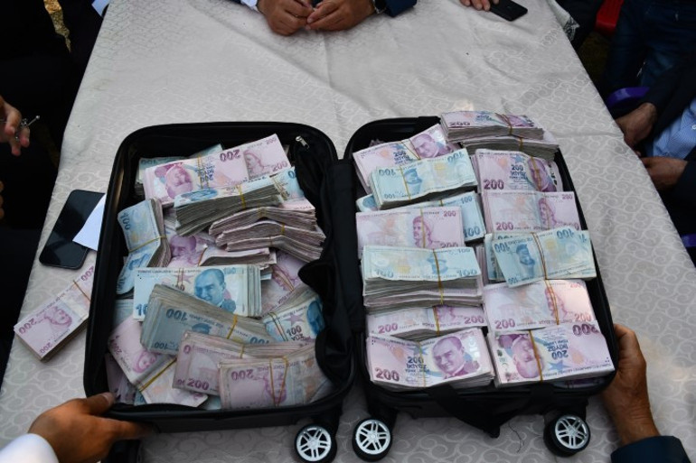 Aşiret düğününde saymakla bitmeyen takı: Kilolarca altın, milyonlarca lira para