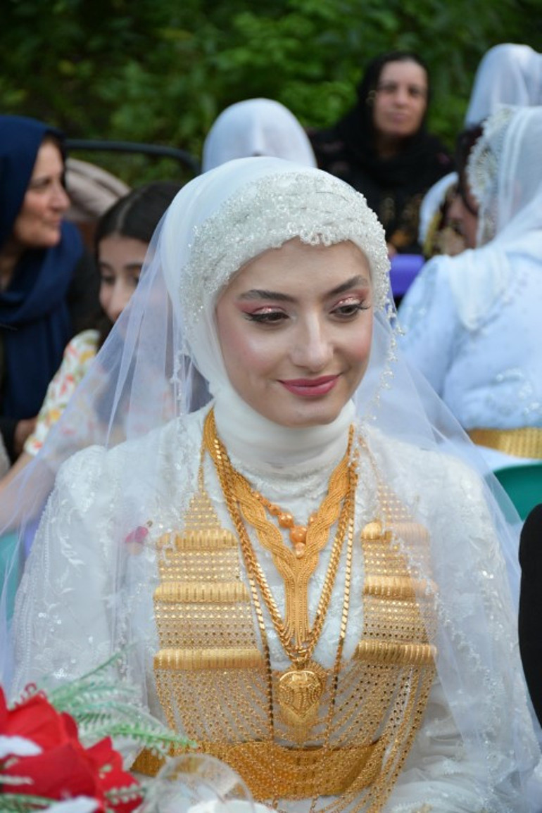 Aşiret düğününde saymakla bitmeyen takı: Kilolarca altın, milyonlarca lira para