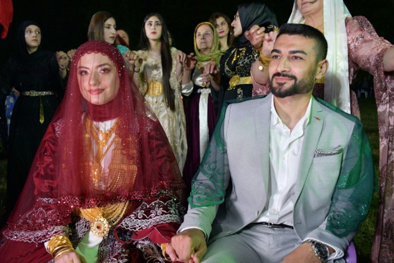 Aşiret düğününde saymakla bitmeyen takı: Kilolarca altın, milyonlarca lira para