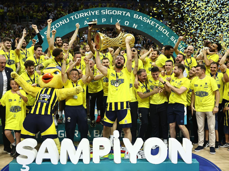 Fenerbahçe Beko 11. kez şampiyon Anadolu Efesin geri dönüşü yeterli olmadı