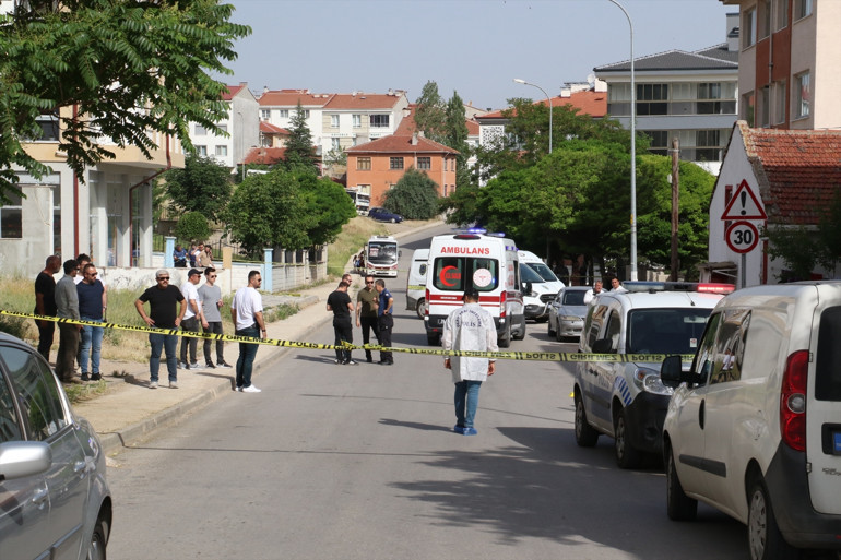 Eskişehirde vahşet Kızını ve 7 yaşındaki torununu öldürdü... Katil zanlısına linç girişimi