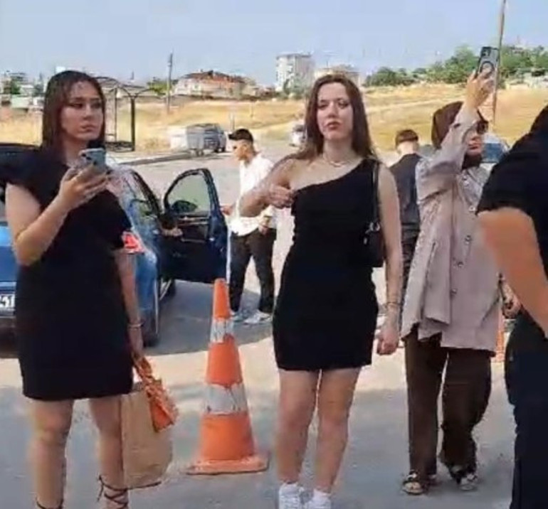 Kız öğrenciler, kıyafet gerekçesiyle mezuniyet törenine alınmamıştı... Valilik açıklama yaptı: Müfettiş görevlendirildi