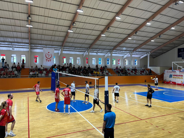 Bağcılar öğretmenleri voleybolda İstanbul şampiyonu