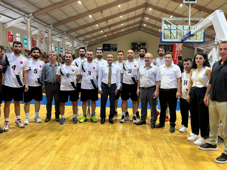 Bağcılar öğretmenleri voleybolda İstanbul şampiyonu