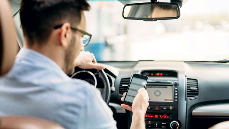 Bayramda yola çıkacaklar dikkat... Telefon ve sıcak yol güvenliğini riske ediyor