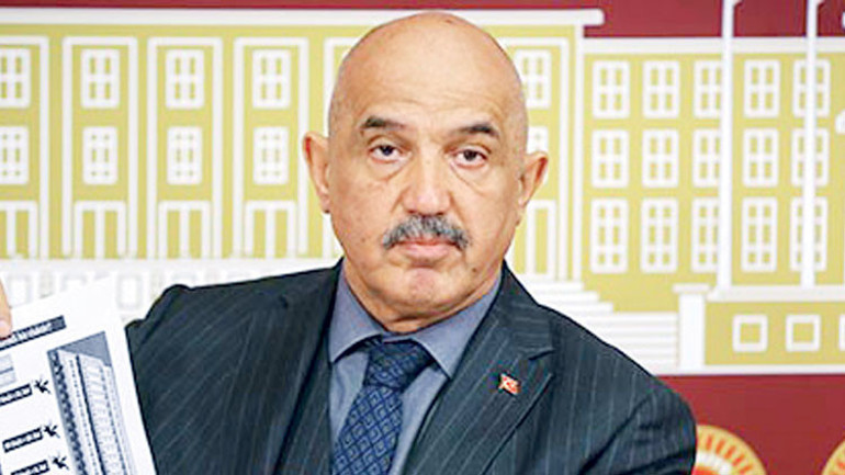 Bayramda yola çıkacaklar dikkat... Telefon ve sıcak yol güvenliğini riske ediyor