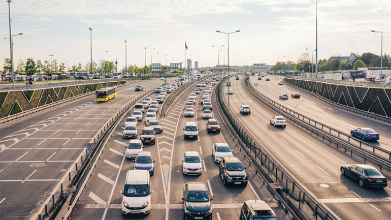 Bayramda yola çıkacaklar dikkat... Telefon ve sıcak yol güvenliğini riske ediyor