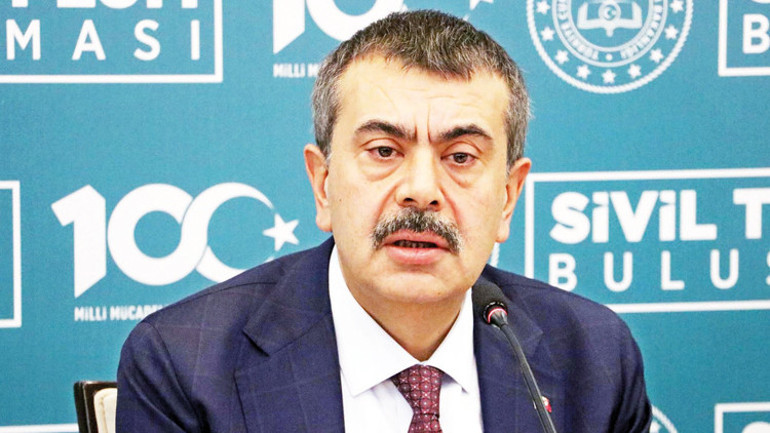 Lise mezuniyet töreninde kıyafet skandalı