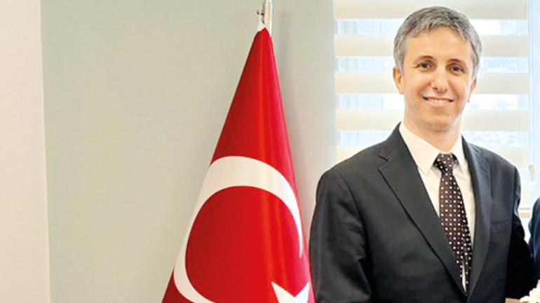Lise mezuniyet töreninde kıyafet skandalı