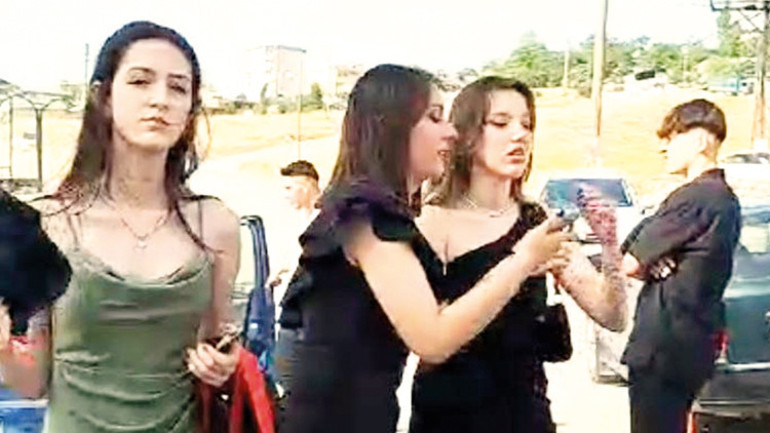 Lise mezuniyet töreninde kıyafet skandalı