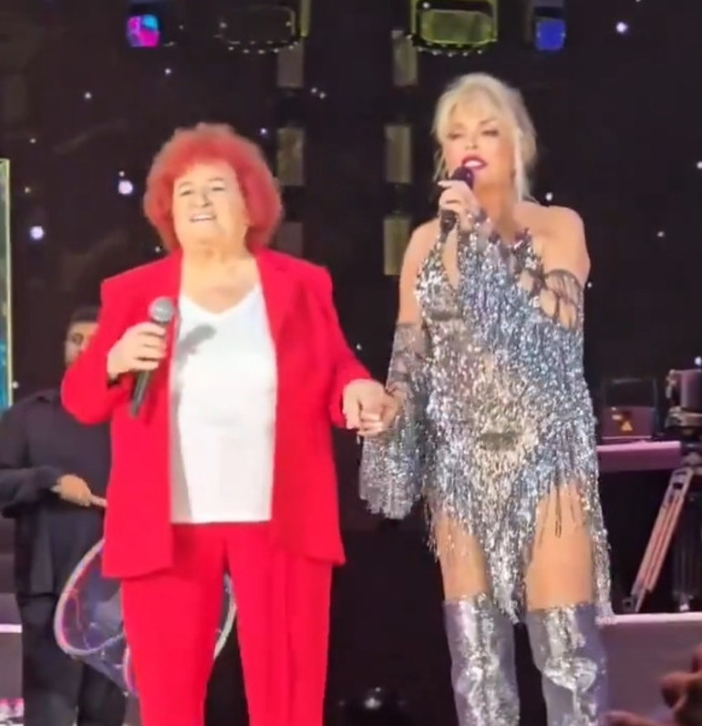 Stadyumda Ajda şov