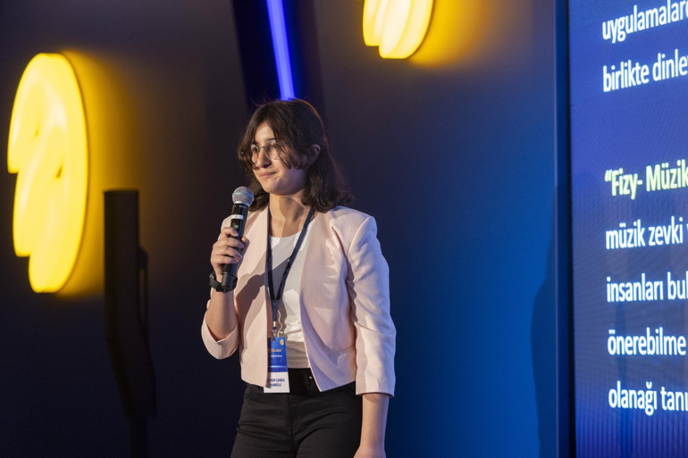 Liseliler ‘Zeka Gücü’ ile yarıştı... Müzikle yabancı dil öğreten proje kazandı