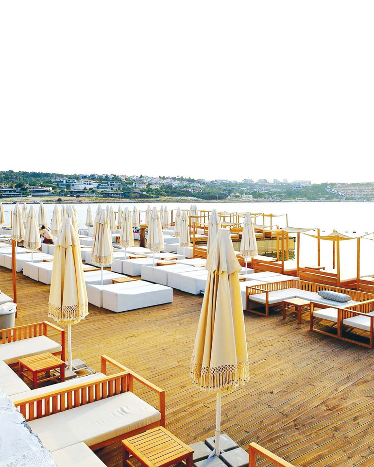 Uzaklarda arama, tatil ruhu yanı başında