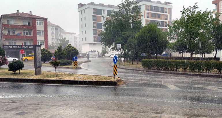 İstanbul ve Ankarada sağanak yağış etkili oldu