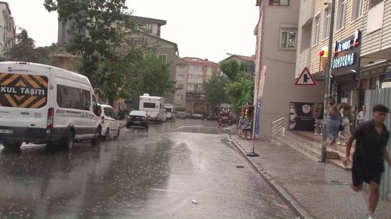 İstanbul ve Ankarada sağanak yağış etkili oldu
