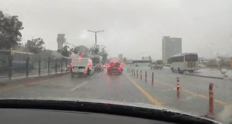 İstanbul ve Ankarada sağanak yağış etkili oldu
