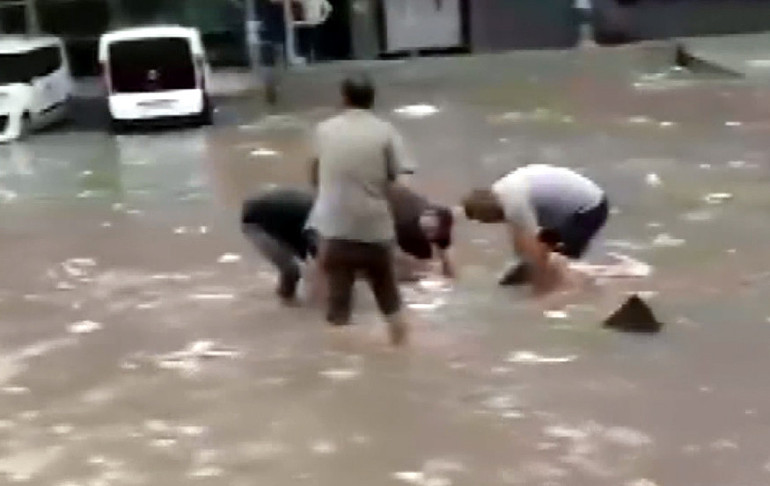 İstanbul ve Ankarada sağanak yağış etkili oldu