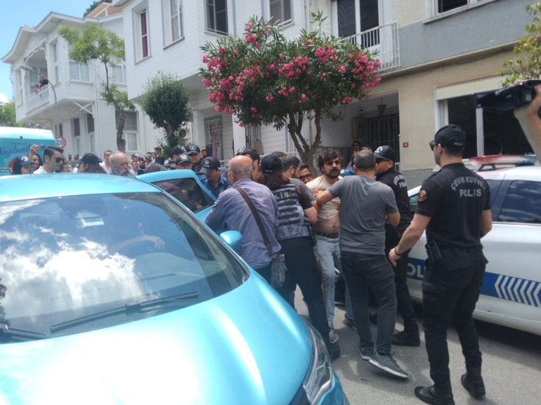 Adalarda hizmete giren minibüslere tepki: Eylem yapan 9 kişi gözaltına alındı
