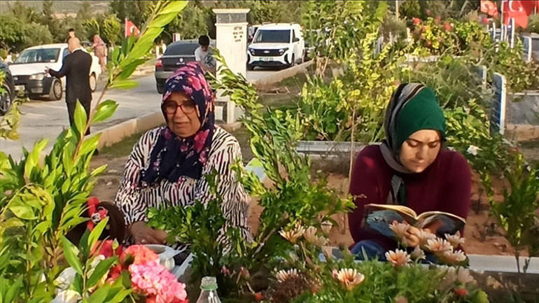 Hatay’da mezarlıklarda hüzünlü bayram arifesi