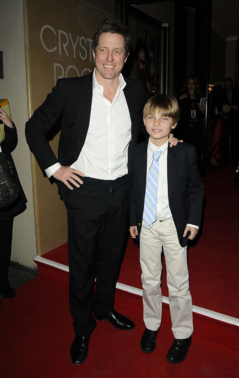 Kocasıyla tatile giderken eski aşkını da götürürdü... Sevgilileri birer birer öldü... Geri kalanlar da onu bir türlü unutamadı