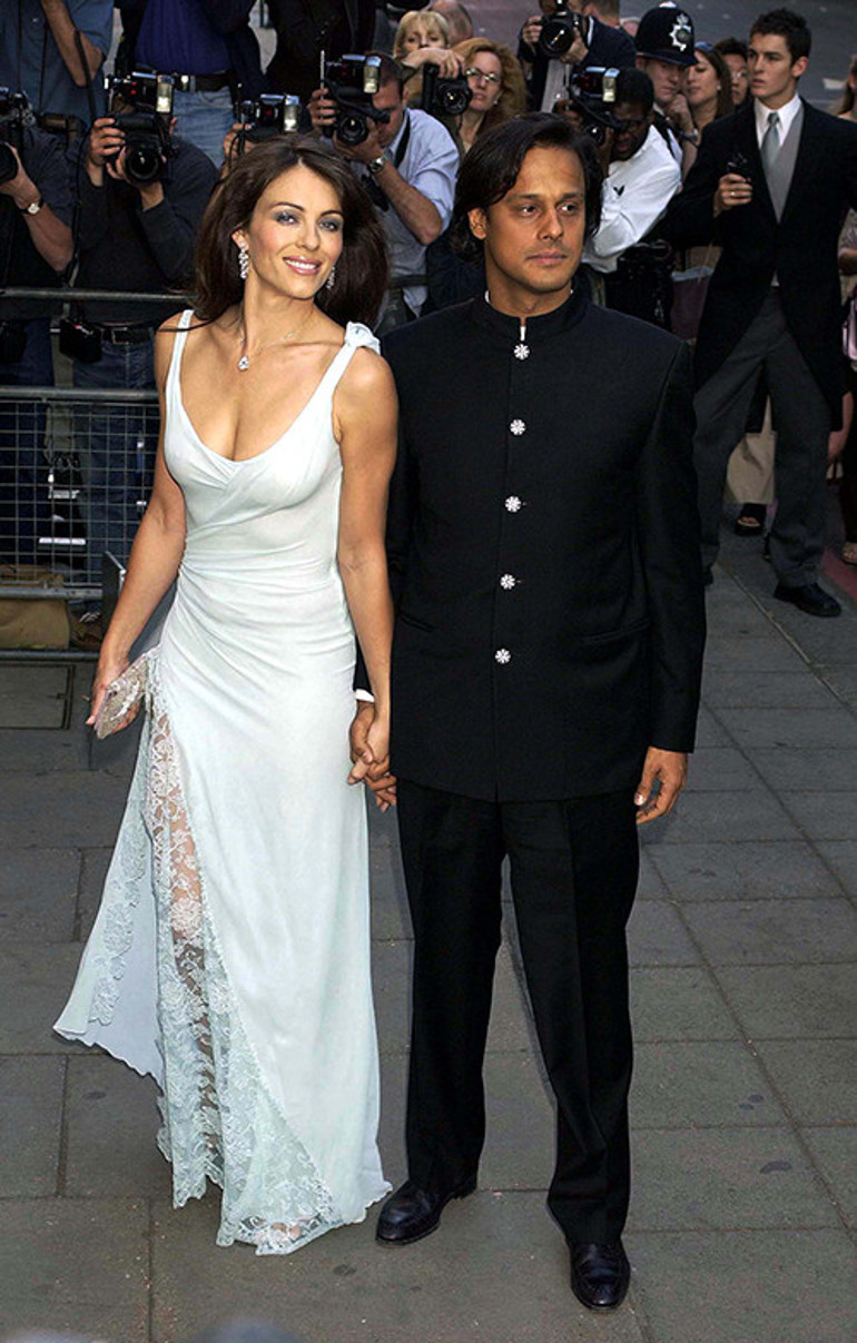 Kocasıyla tatile giderken eski aşkını da götürürdü... Sevgilileri birer birer öldü... Geri kalanlar da onu bir türlü unutamadı