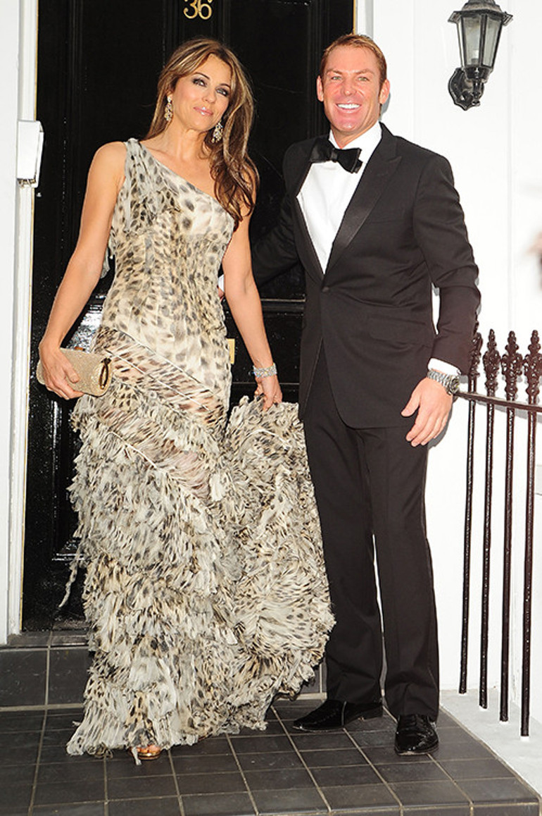 Kocasıyla tatile giderken eski aşkını da götürürdü... Sevgilileri birer birer öldü... Geri kalanlar da onu bir türlü unutamadı