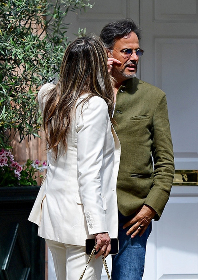 Kocasıyla tatile giderken eski aşkını da götürürdü... Sevgilileri birer birer öldü... Geri kalanlar da onu bir türlü unutamadı