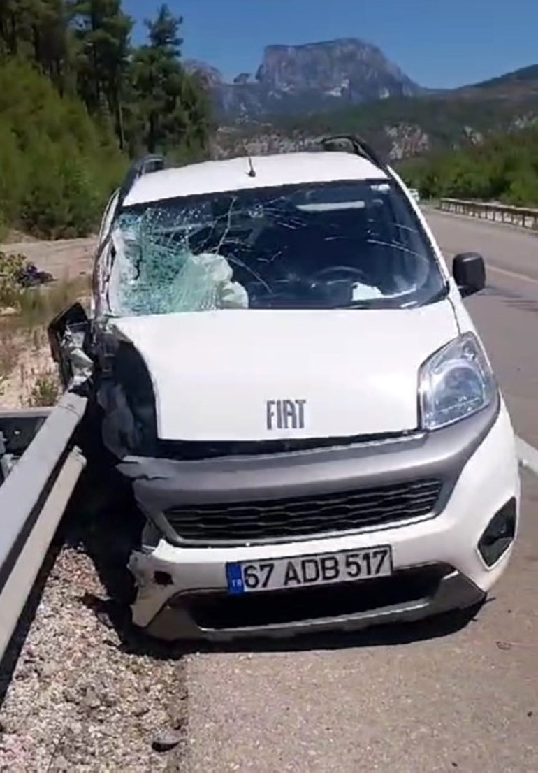Hafif ticari araçla çarpışan motosikletteki 2 kişi hayatını kaybetti