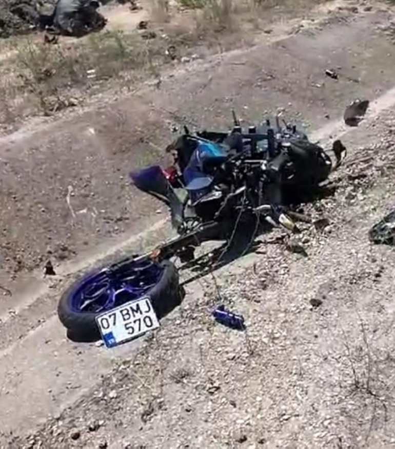Hafif ticari araçla çarpışan motosikletteki 2 kişi hayatını kaybetti