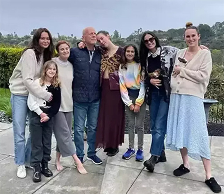 Yine bütün ailesi tek yürek oldu... Artık çocuklarını bakışlarıyla okşuyor