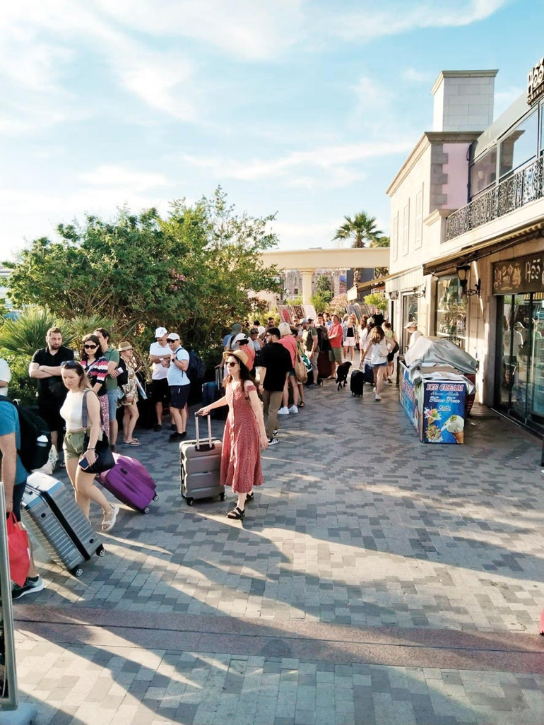 Kapı vizesinde kota aşıldı Rodos yetkilileri hazırlıksız yakalandı... Rodos’ta kapı engeli