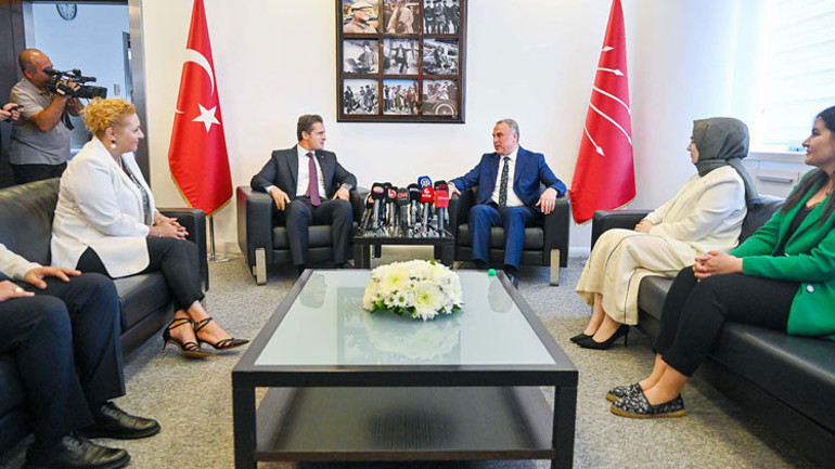 Partilerde bayramlaşma... Bayramın gündemi geçim