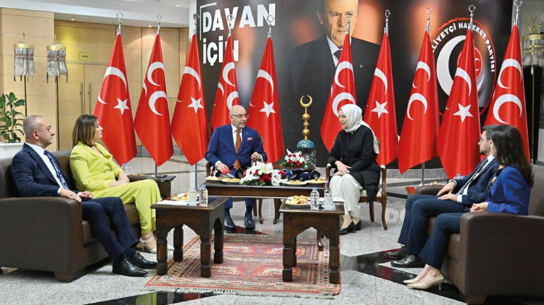 Partilerde bayramlaşma... Bayramın gündemi geçim