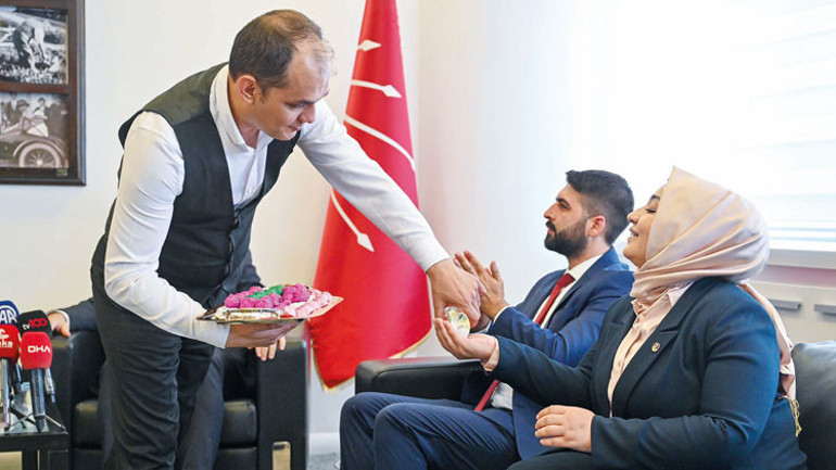 Partilerde bayramlaşma... Bayramın gündemi geçim