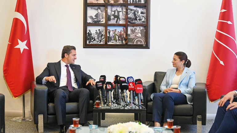 Partilerde bayramlaşma... Bayramın gündemi geçim