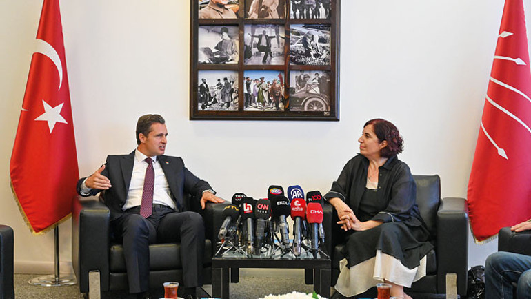 Partilerde bayramlaşma... Bayramın gündemi geçim