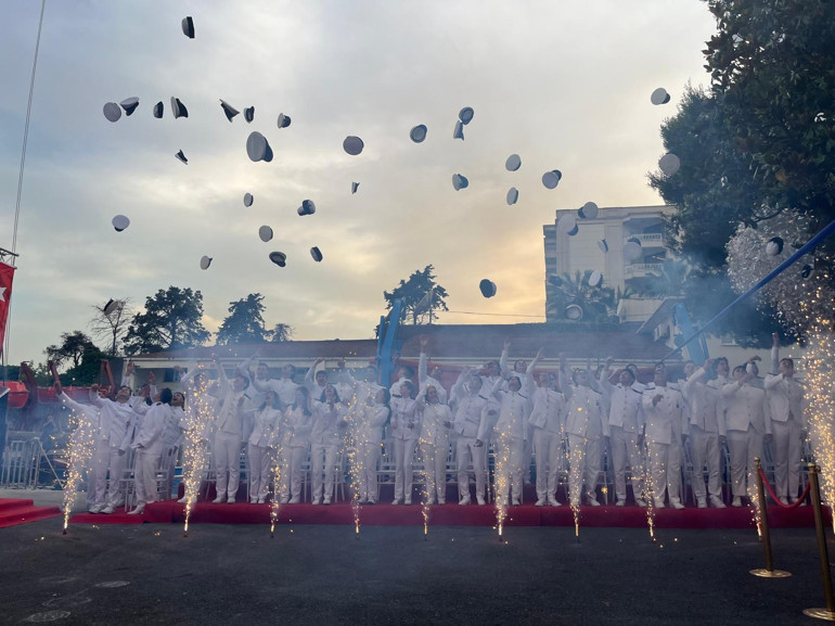 Üniformalarla Boğaz’a atladılar...Denizciliğe ilk adımı attılar