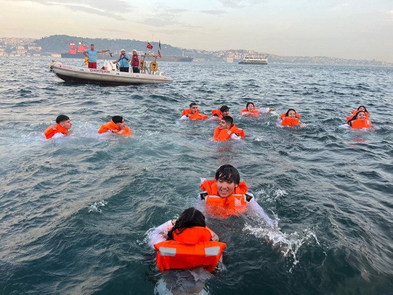 Üniformalarla Boğaz’a atladılar...Denizciliğe ilk adımı attılar