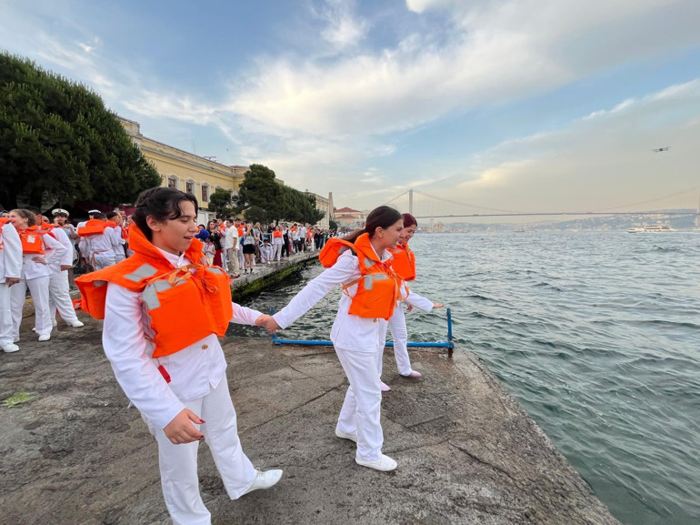 Üniformalarla Boğaz’a atladılar...Denizciliğe ilk adımı attılar