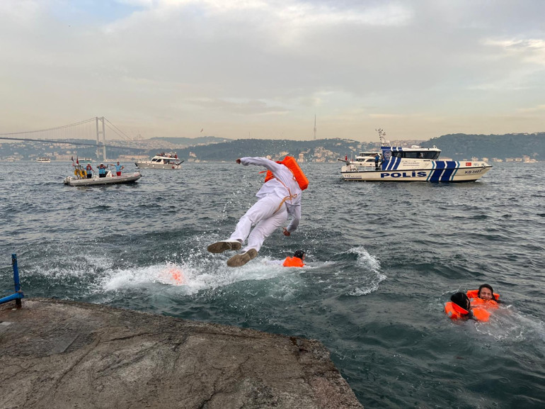 Üniformalarla Boğaz’a atladılar...Denizciliğe ilk adımı attılar