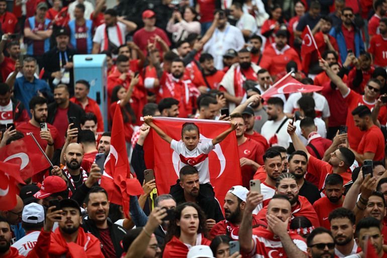 Türkiye - Gürcistan maçında yoğun yağmur ve taraftarlar arasında gerginlik
