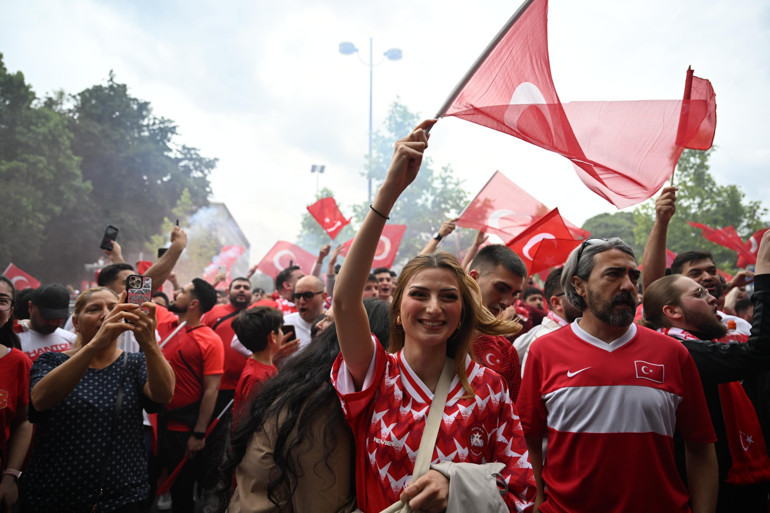 Türkiye - Gürcistan maçında yoğun yağmur ve taraftarlar arasında gerginlik