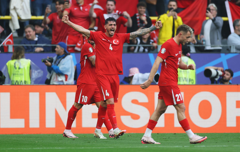 Türkiye - Gürcistan maçında Samet Akaydinden inanılmaz müdahale Dakika 90+6da top boş kaleye giderken...