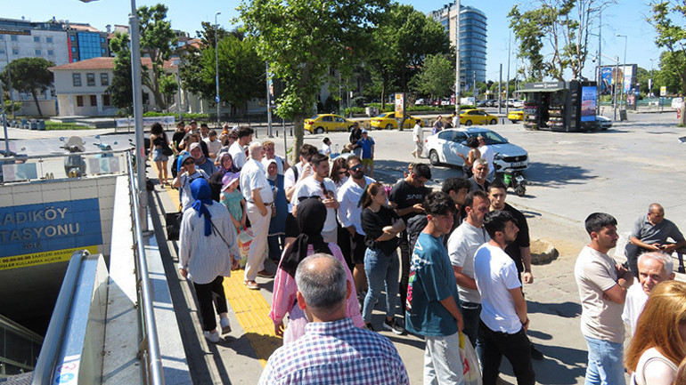 Kurban Bayramı tatilinde Adalar İskelesinde yoğunluk: Metrelerce kuyruk oluştu