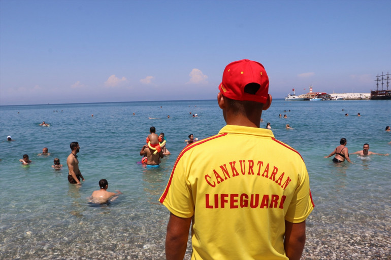 Antalyada cankurtaran 5 kişiyi boğulmaktan kurtardı... Tatilciler kahraman ilan etti